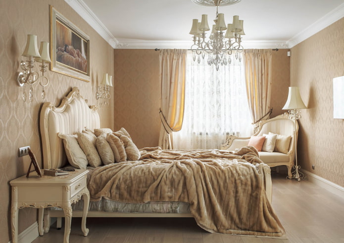 kroonluchter aan het plafond in het interieur van de slaapkamer in de klassieke stijl