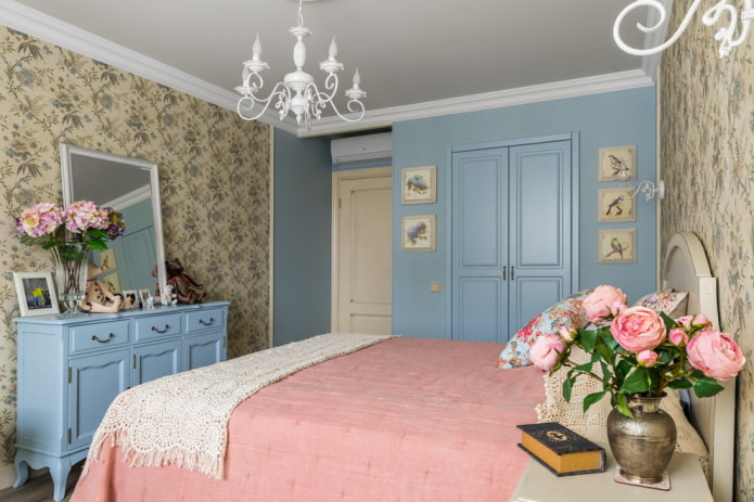 kroonluchter aan het plafond in de slaapkamer in Proven?aalse stijl