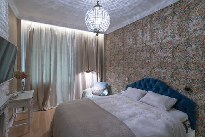 kroonluchter aan het plafond in het interieur van de slaapkamer
