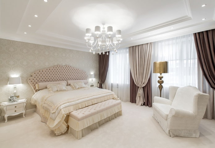 kroonluchter aan het plafond in het interieur van de slaapkamer in de klassieke stijl