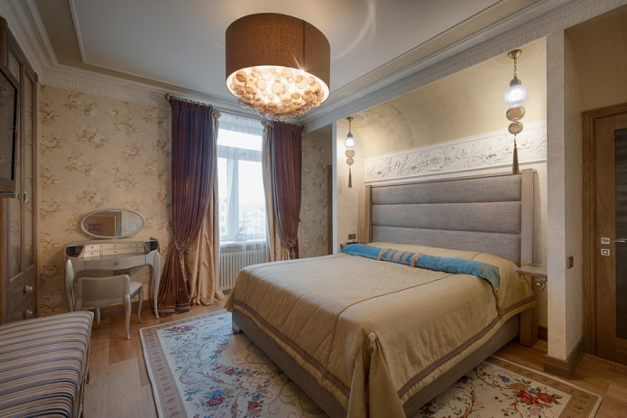 kroonluchter aan het plafond in het interieur van de slaapkamer