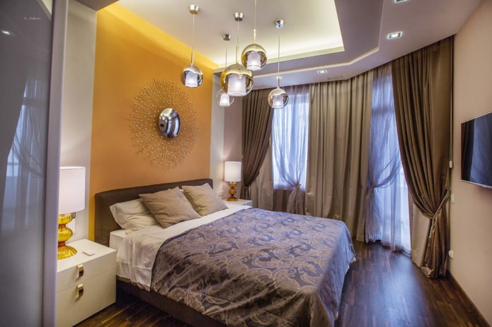 kroonluchter boven het bed in het slaapkamerinterieur