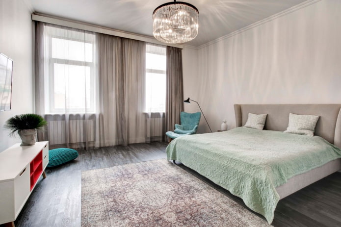 kroonluchter aan het plafond in het midden van de slaapkamer