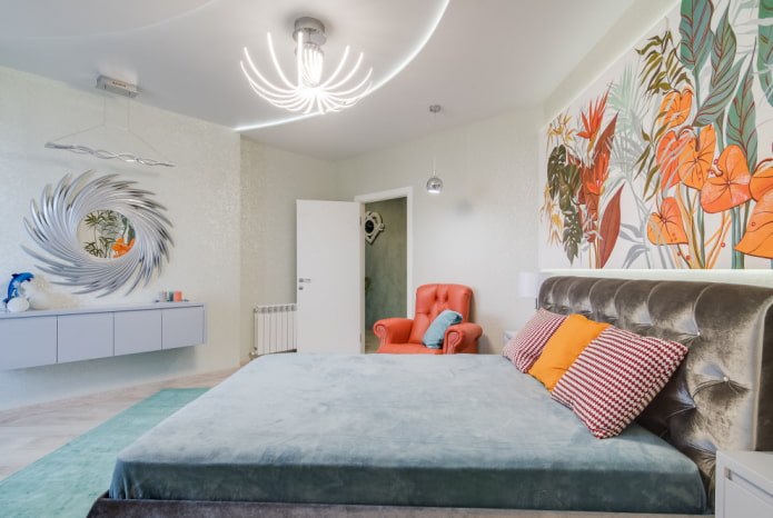 kroonluchter aan het plafond in de slaapkamer in een moderne stijl