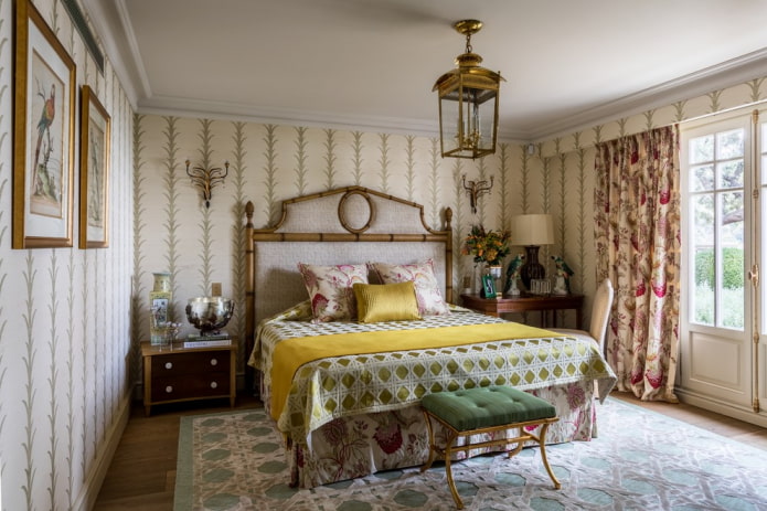 kroonluchter aan het plafond in het midden van de slaapkamer