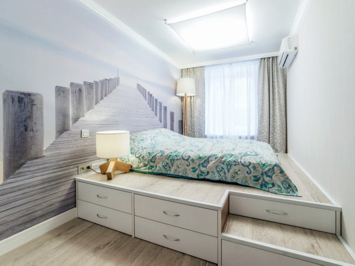 kroonluchter aan het plafond in het interieur van een kleine slaapkamer