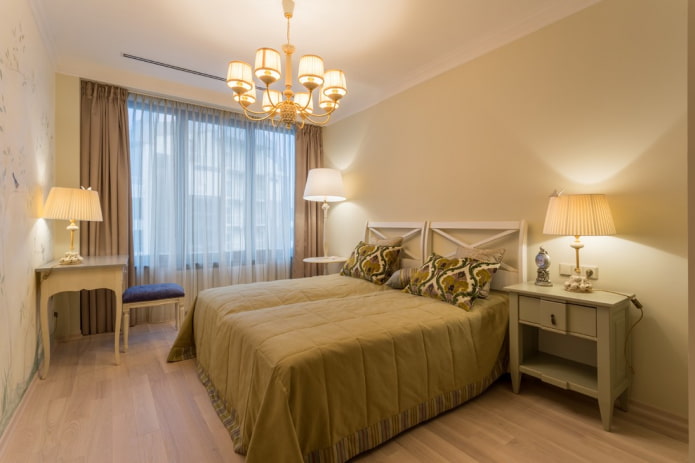 kroonluchter aan het plafond in de slaapkamer in Proven?aalse stijl