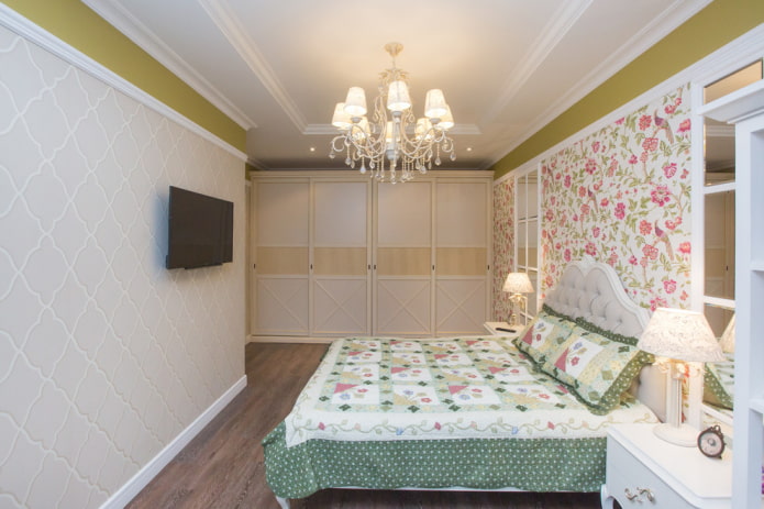 kroonluchter aan het plafond in de slaapkamer in Proven?aalse stijl