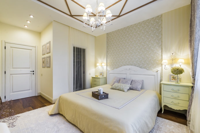 kroonluchter aan het plafond in de slaapkamer in Proven?aalse stijl