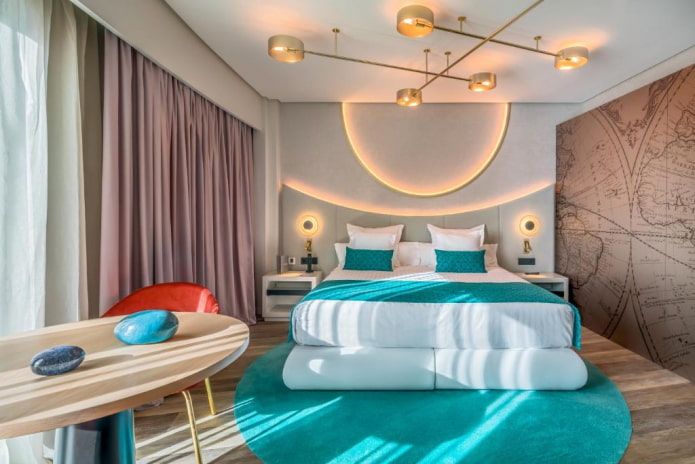 kroonluchter aan het plafond in de slaapkamer in een moderne stijl