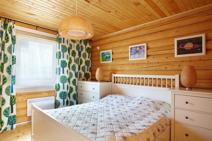 kroonluchter aan het plafond in het slaapkamerinterieur