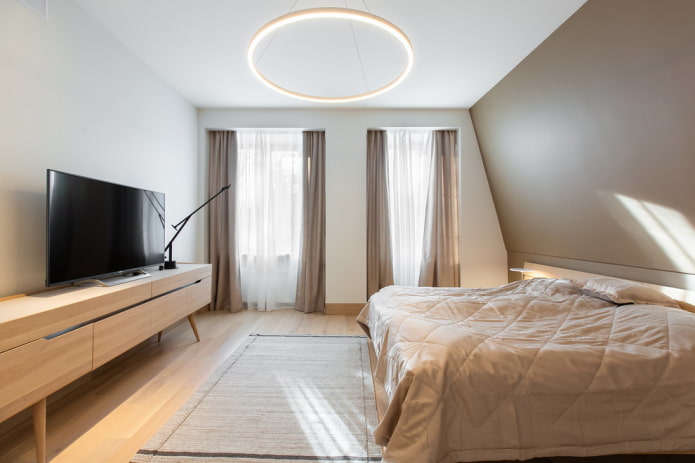 kroonluchter aan het plafond in de slaapkamer in een moderne stijl