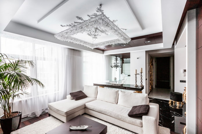 kroonluchter boven de bank in het interieur van de woonkamer