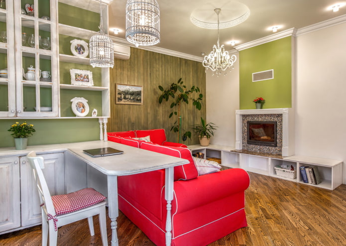 kroonluchter in het interieur van de woonkamer in Proven?aalse stijl