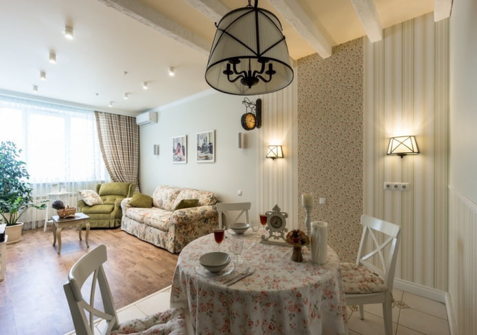 kroonluchter in het interieur van de woonkamer in Proven?aalse stijl