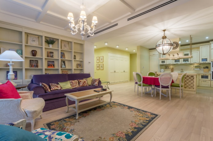 kroonluchter in het interieur van de woonkamer in Proven?aalse stijl