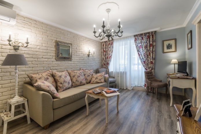 kroonluchter in het interieur van de woonkamer in Proven?aalse stijl