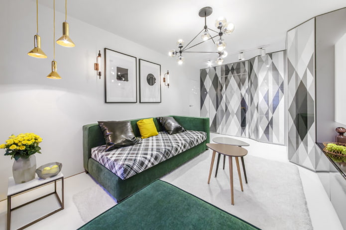 kroonluchter in het interieur van de hal in een moderne stijl