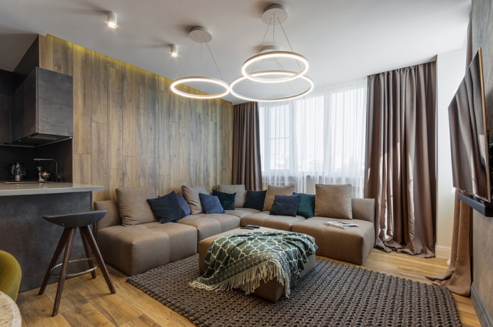 kroonluchter boven de bank in het interieur van de woonkamer