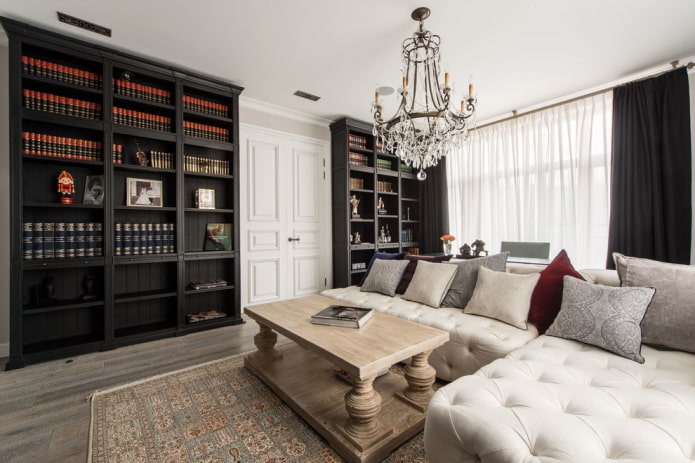 kroonluchter boven de bank in het interieur van de woonkamer