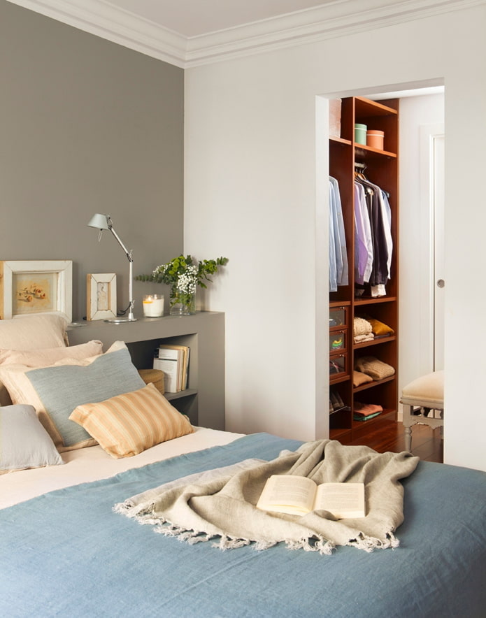 slaapkamer met kleedkamer