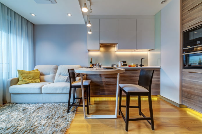 een keukenset in het interieur van een kleine woonkeuken