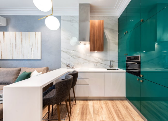 huishoudelijke apparaten in het interieur van een kleine woonkeuken