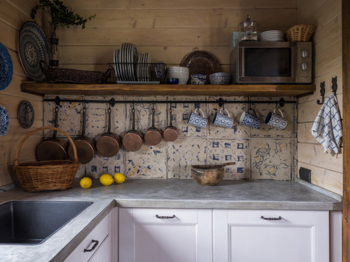 Decoratie en servies op de planken