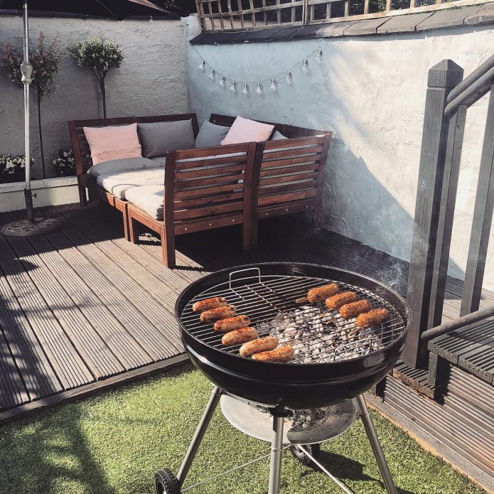 houtskoolgrill op de datsja