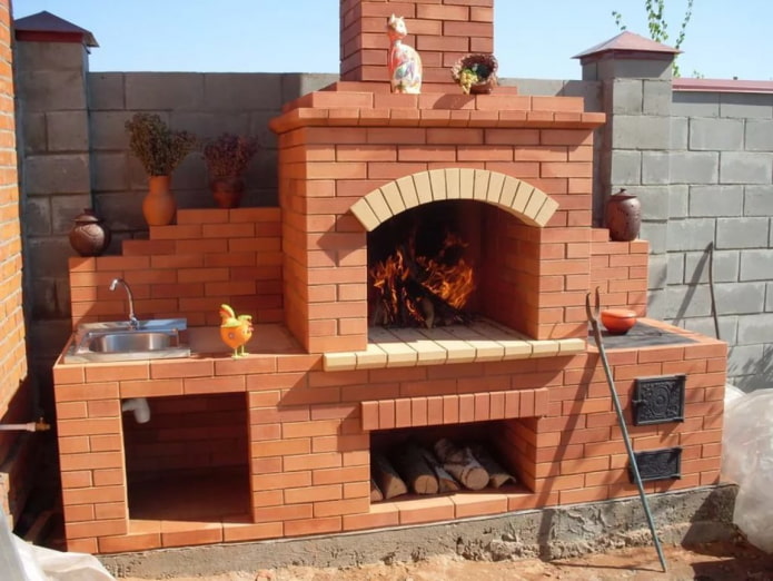 Bakstenen barbecue met spoelbak