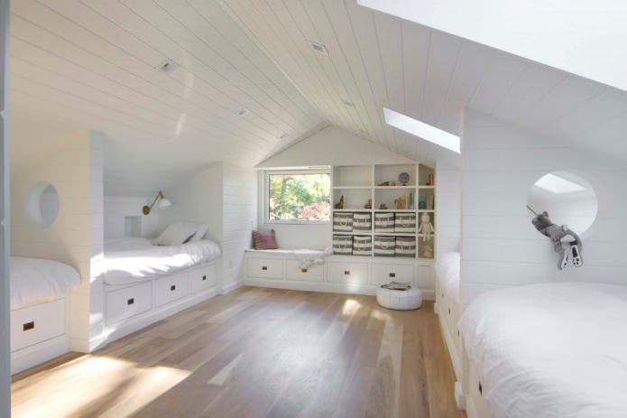 Kinderkamer voor een meisje en een jongen in neutrale kleuren