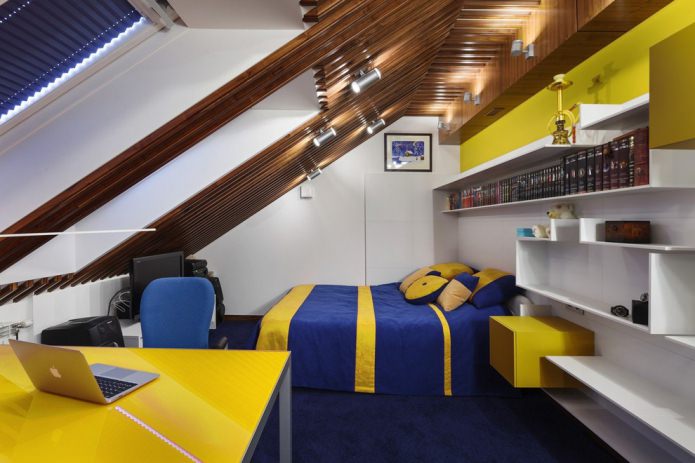 kamer met een laag zolderplafond