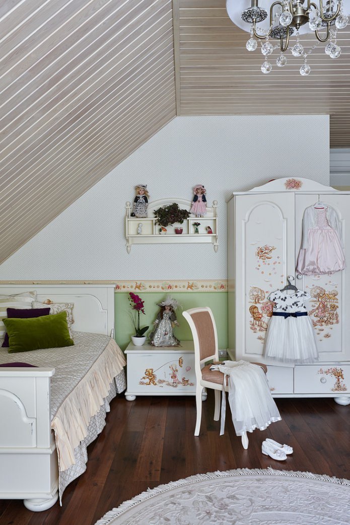 Zolderkamer voor kinderen in een klassieke stijl