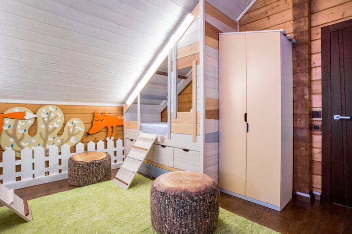 kledingkast in een kamer met een schuin dak