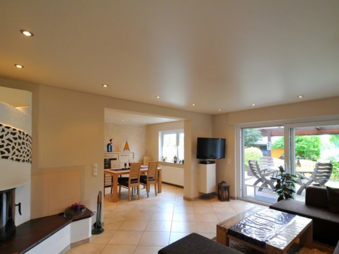 beige spanplafond in het interieur