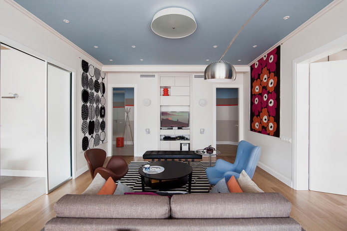 mat lichtblauw plafond in het interieur