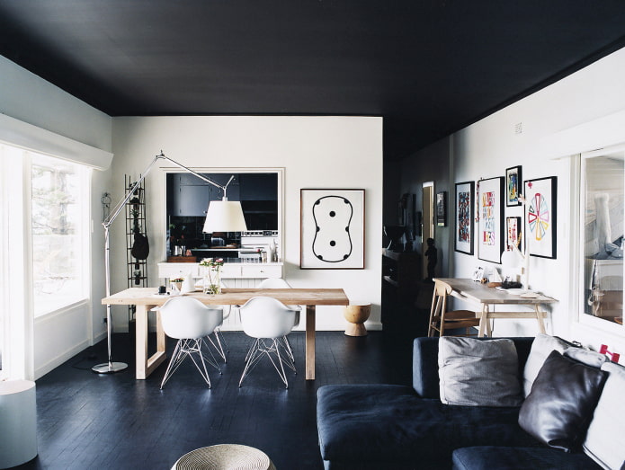 zwart spanplafond in het interieur