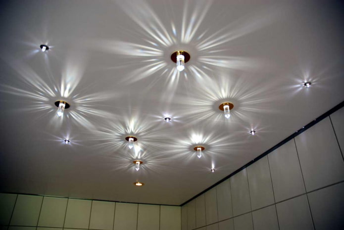 mat spanplafond met gloeilampen