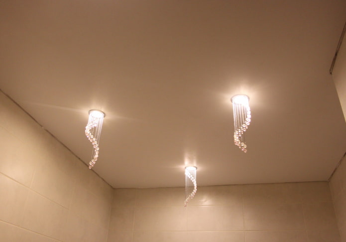 mat spanplafond met gloeilampen