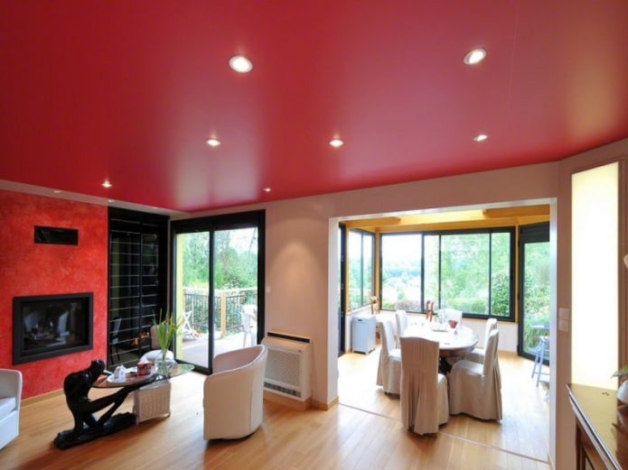 rood spanplafond in het interieur