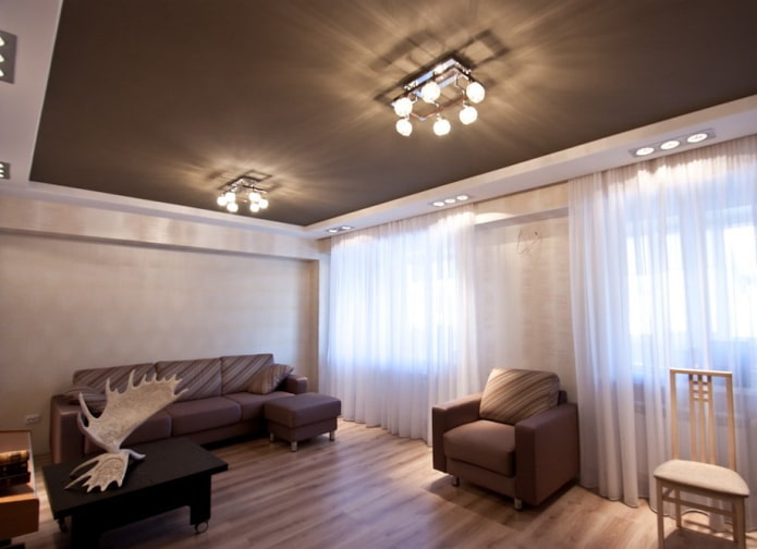 bruin plafond en beige muren