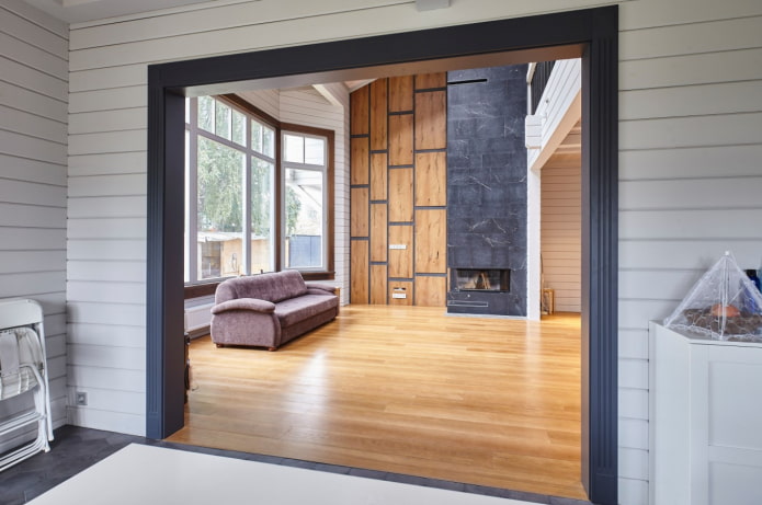 houten panelen in de woonkamer