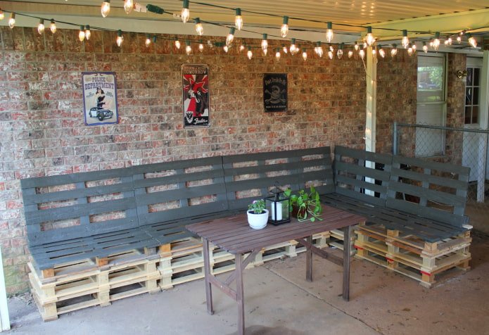 Palletbank voor een tuinhuis