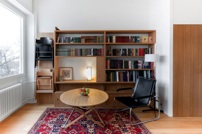 Klapstoelen aan de muur