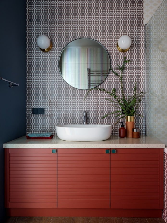 badkamer met een rode kast