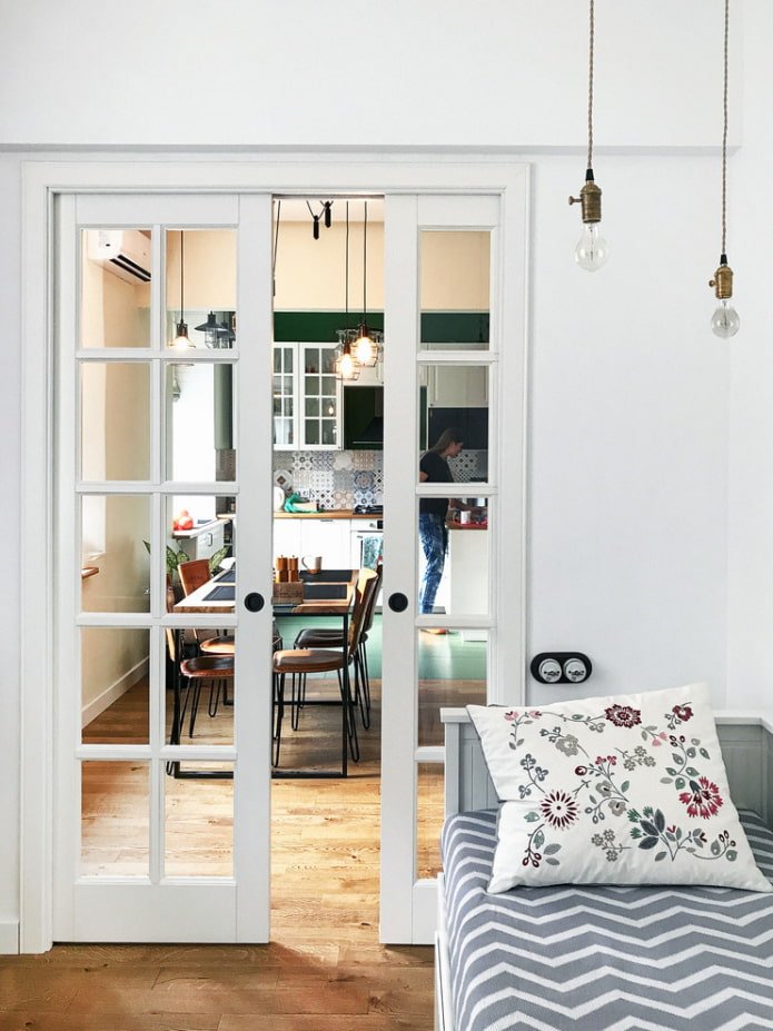 glazen schuifdeuren in het interieur