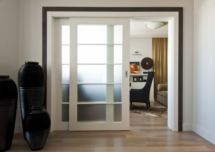 glazen schuifdeuren in het interieur