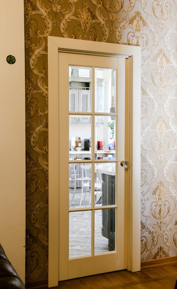glazen draaideuren in het interieur
