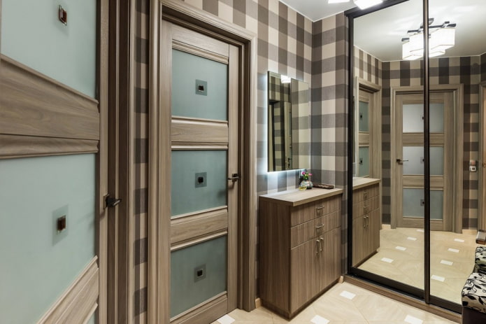houten panelen met glas in het interieur