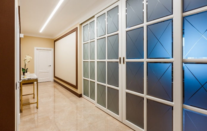 witte deuren met glazen inzetstukken in het interieur